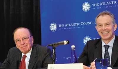 2008年，布萊爾與默多克在美國參加一國際會議。