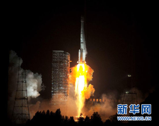 12月21日,載有玻利維亞通信衛(wèi)星的長征三號乙運(yùn)載火箭點(diǎn)火發(fā)射。當(dāng)日零時(shí)42分,我國在西昌衛(wèi)星發(fā)射中心用長征三號乙運(yùn)載火箭,成功將玻利維亞通信衛(wèi)星發(fā)射升空,衛(wèi)星順利進(jìn)入預(yù)定軌道。玻利維亞通信衛(wèi)星是該國擁有的第一顆衛(wèi)星。新華社記者 燕雁 攝