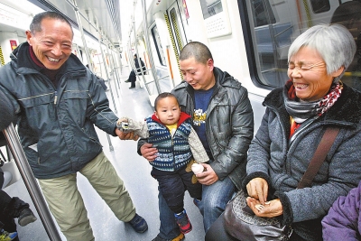 乘客中有80歲的老人，也有幾歲大的小孩，他們眼神共同傳遞著：新鮮和好奇。記者王錚攝
