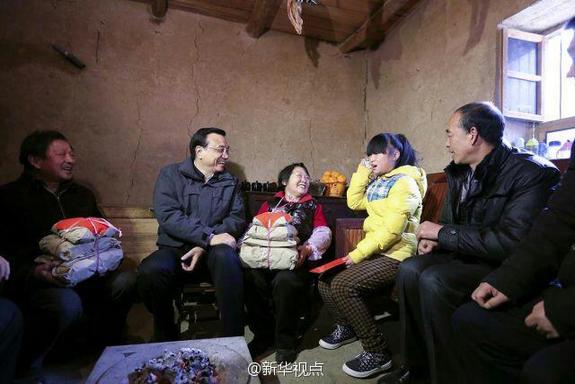 27日，李克強(qiáng)到安康旬陽金坡村看望留守兒童。