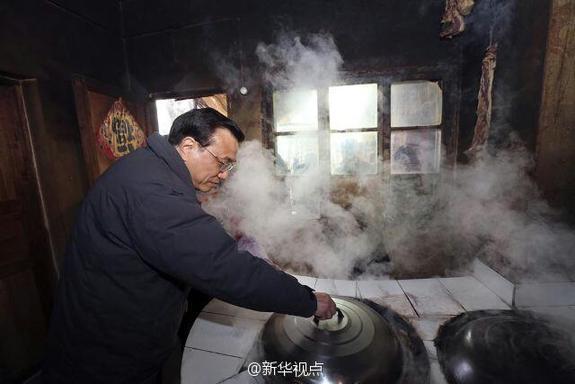 27日，李克強(qiáng)到安康旬陽金坡村看望留守兒童。