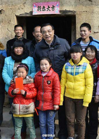 27日，李克強(qiáng)到安康旬陽金坡村看望留守兒童。