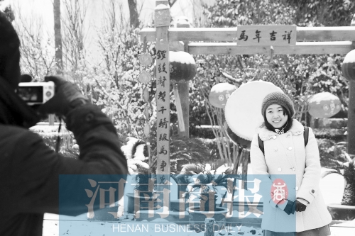 紫荊山公園里布置喜慶，引來不少游客合影留念。記者 楊東華/攝