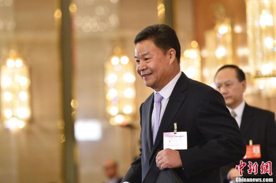 呂新華向中外媒體介紹本次大會有關(guān)情況并回答記者提問。中新社發(fā) 廖攀 攝