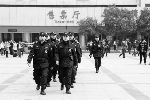 3月2日，鄭州市特警加強對人員密集場所的武裝巡邏。