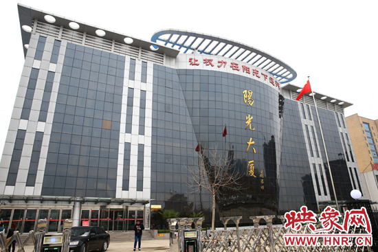 2011年4月，蘭考縣為民服務(wù)中心入住陽(yáng)光大廈，目前，共有行政職能部門(mén)39個(gè)