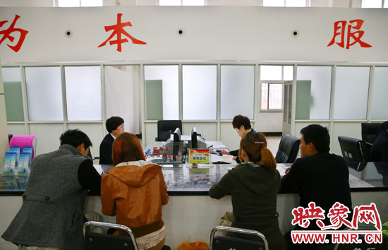 在陽(yáng)光大廈一樓大廳內(nèi)，分布著人社局、民政局等與群眾利益相關(guān)的民生服務(wù)窗口。