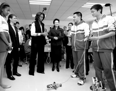 昨天上午，彭麗媛與米歇爾共同參觀北師大二附中，觀看學生們演示自己設計制作的幾何機器人。