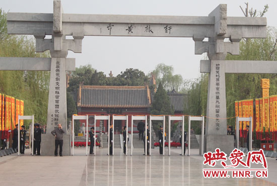 大典入口安檢嚴(yán)格。