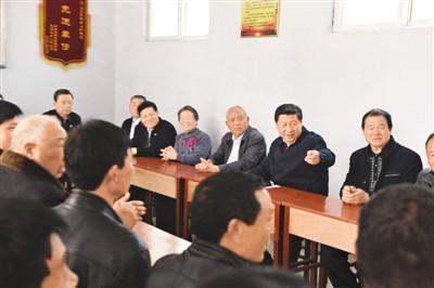 3月17日，習(xí)近平在河南省蘭考縣東壩頭鄉(xiāng)張莊村村委會(huì)與干部群眾座談，聽(tīng)取意見(jiàn)和建議。