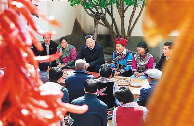 3月24日，俞正聲在云南省武定縣插甸鄉(xiāng)彝族小院農(nóng)戶家中進(jìn)行座談交流，聽(tīng)取基層黨員群眾意見(jiàn)建議。