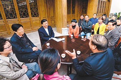 3月23日，劉云山在陜西省咸陽(yáng)市禮泉縣煙霞鎮(zhèn)袁家村與基層干部群眾座談，聽(tīng)取對(duì)教育實(shí)踐活動(dòng)的意見(jiàn)建議。