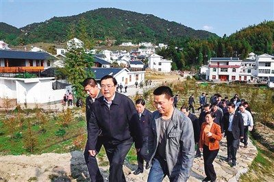 3月25日，張德江在福建省上杭縣古田鎮(zhèn)吳地村看望群眾。