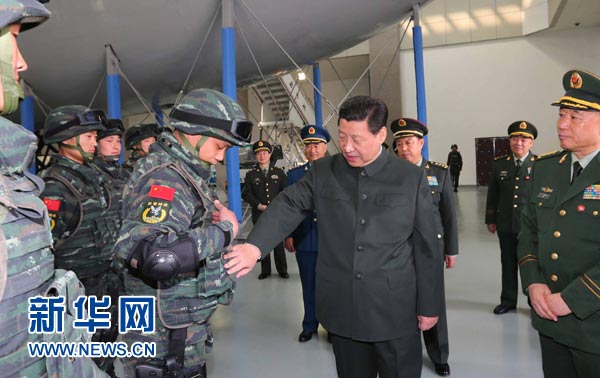 這是習(xí)近平同特戰(zhàn)隊員親切交談，詳細詢問他們的教學(xué)訓(xùn)練和生活情況。