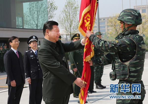 這是習(xí)近平將隊旗鄭重授予“獵鷹突擊隊”大隊長。
