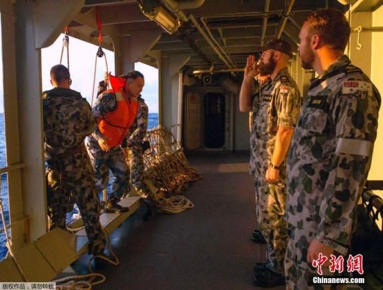 　據(jù)澳大利亞海軍4月11日發(fā)布的圖片顯示，中澳海軍海上聯(lián)合搜尋失聯(lián)客機(jī)。據(jù)悉，澳大利亞總理當(dāng)天表示，澳方執(zhí)行搜尋失聯(lián)客機(jī)任務(wù)的搜救人員已獲知黑匣子的大致位置。