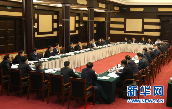 4月28日，中共中央政治局常委、國務(wù)院總理李克強在重慶主持召開座談會
