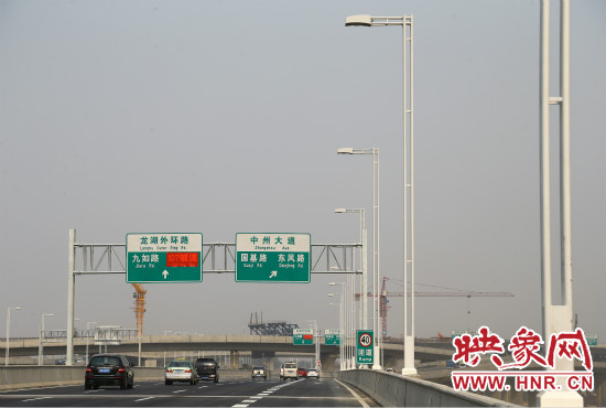 市民可通過北三環(huán)快速路高架橋直達(dá)東區(qū)。