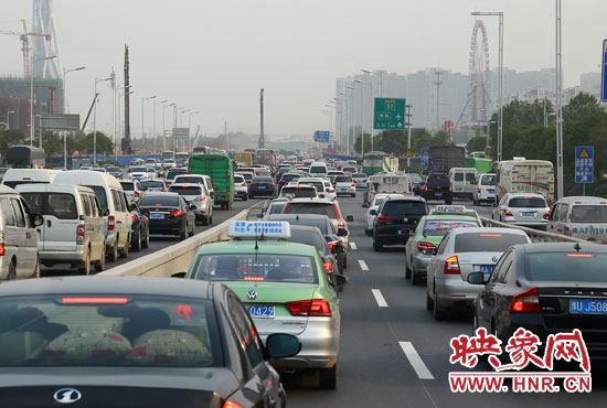 5月1日零時(shí)至3日24時(shí)，全省高速公路安全平穩(wěn)運(yùn)行，累計(jì)車流量440.53萬(wàn)輛。