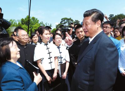 習(xí)近平在校園觀看北大師生紀(jì)念五四運(yùn)動(dòng)95周年青春詩(shī)會(huì)時(shí)同朗誦者親切交談。新華社發(fā)