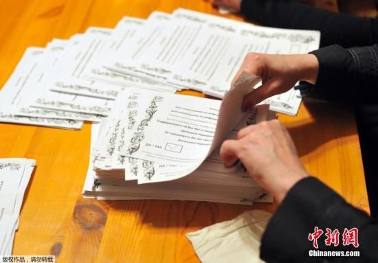 　　當?shù)貢r間2014年5月11日，烏克蘭東部地區(qū)選舉工作人員開始公投計票工作。