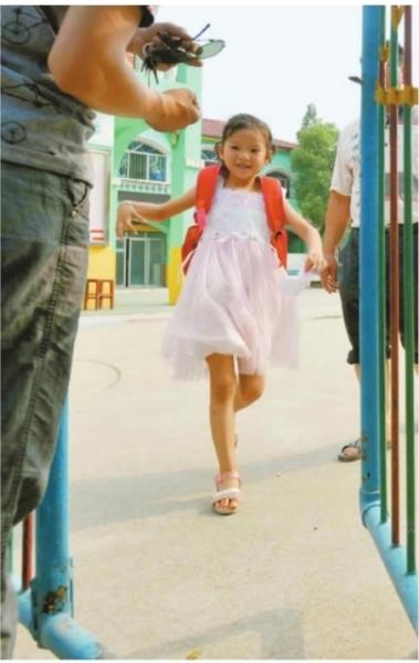 　　昨日，潛江市浩口鎮(zhèn)第三小學(xué)已被戒嚴(yán)，下午幼兒園學(xué)生放學(xué)時(shí)，一些家長(zhǎng)前來接孩子