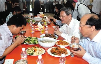 昨日中午，國臺辦主任張志軍（右二）在臺中市長胡志強(qiáng)的陪同下和盲校的孩子共進(jìn)午餐。當(dāng)晚，張志軍結(jié)束訪臺回京。 新華社發(fā)