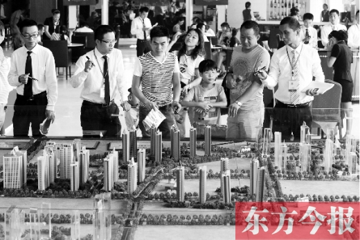 昨天上午，在鄭州市區(qū)一售樓部內(nèi)，看房的顧客比平時(shí)多了不少