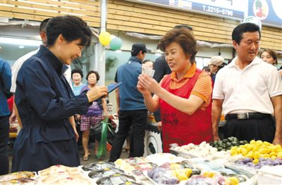 5日，韓國(guó)首爾，韓國(guó)總統(tǒng)樸槿惠在中秋前視察市場(chǎng)，購(gòu)買過節(jié)食品。