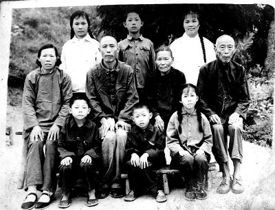 1970年，何兆勝一家人在荊門合影，中排左二為何兆勝。