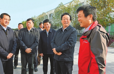 　11月4日下午,省委書記、省人大常委會主任郭庚茂在襄城縣精美鞋業(yè)有限公司調(diào)研。記者 杜小偉/攝