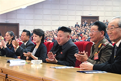 　5月19日，金正恩和夫人李雪主觀看演出，金與正（左一）坐在金正恩右邊第三個(gè)位置。