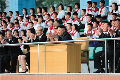 5月2日，金正恩與金與正（前排左二）一起觀看比賽。