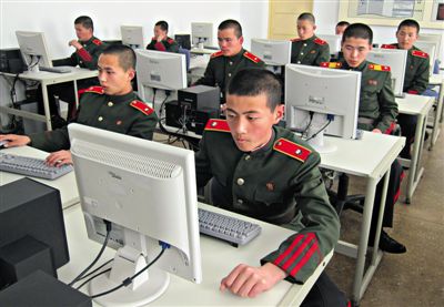 2013年4月18日，朝鮮平壤，士兵學(xué)習(xí)使用電腦。