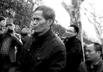 被告人林森浩的父親林尊耀準(zhǔn)備進(jìn)入法院。