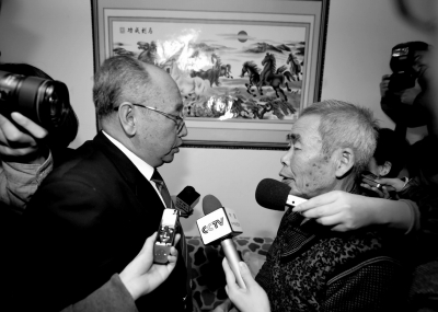 15日，內(nèi)蒙古高院副院長趙建平（左）帶隊向呼格吉勒圖父母送達(dá)再審法律文書。