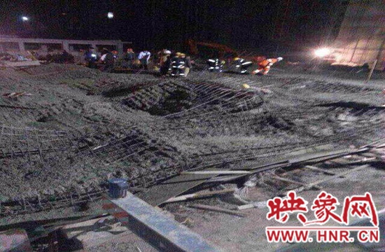 圖為事故現(xiàn)場情況，當(dāng)?shù)厝罕姽﹫D。