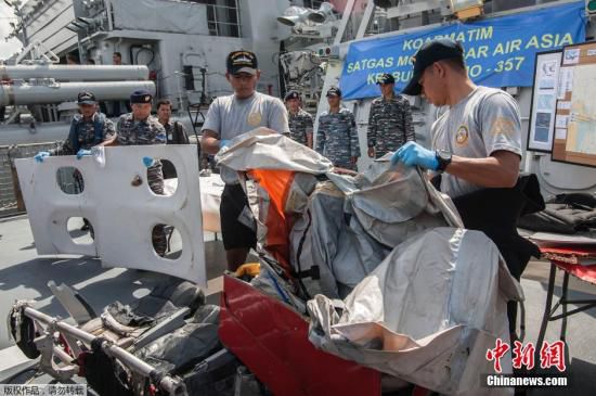 　當?shù)貢r間2015年1月5日，印尼泗水，印尼海軍展示從爪哇海中打撈到的亞航失事客機殘骸與遇難者的遺物