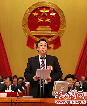 在表決通過各項決議后，省委書記、省人大常委會主任郭庚茂作出講話