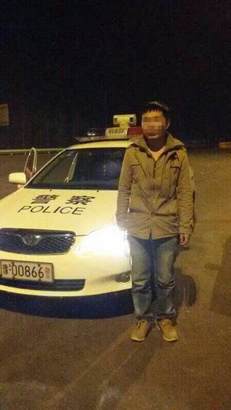 男子被父親拋棄后，在高速交警的幫助下才得以回家。