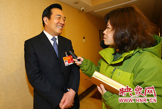 全國人大代表、省人大常委會(huì)委員、鄭州市人大常委會(huì)主任、黨組書記白紅戰(zhàn)接受采訪。
