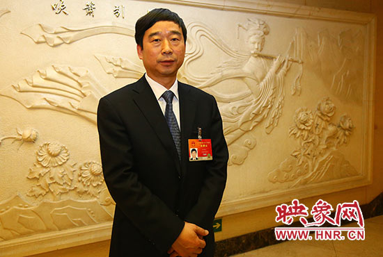全國人大代表、信陽市委副書記、市長喬新江表示，信陽明港機(jī)場將成為鄭州航空港區(qū)有效補(bǔ)充。
