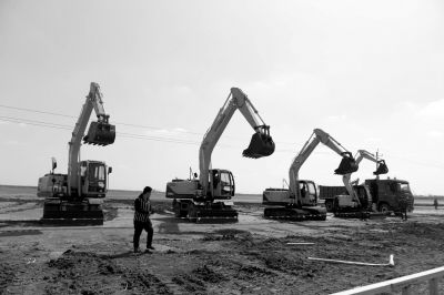 　北京現(xiàn)代滄州工廠開工儀式上，多臺(tái)挖掘機(jī)齊鳴。京華時(shí)報(bào)記者譚青攝