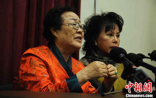 圖為慰安婦受害者李容洙（Lee Yong Soo。圖左）發(fā)表講話，要求安倍正式道歉。