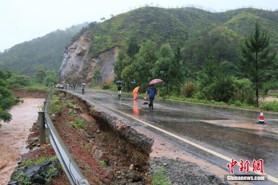 圖為5月19日，江西贛州石城縣珠坑鄉(xiāng)塘臺村通往福建寧化縣的公路出現(xiàn)塌方。陳小強 攝