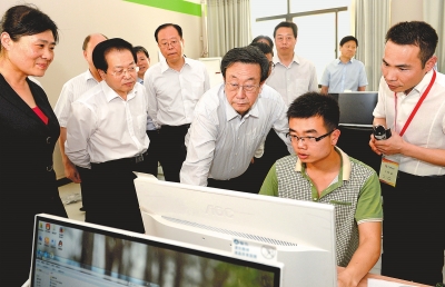 　　5月22日，省委書記、省人大常委會主任郭庚茂在河南網(wǎng)商園調(diào)研。記者杜小偉攝