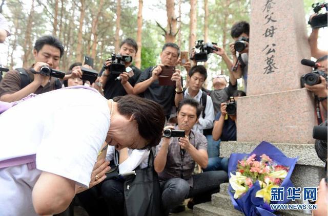 日本遺孤哈爾濱祭拜中國養(yǎng)父母公墓 激動淚流