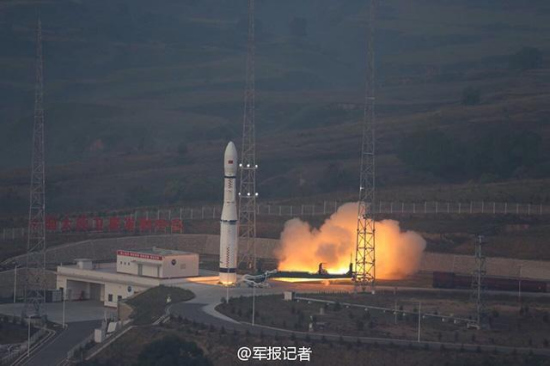 長征六號運載火箭發(fā)射現(xiàn)場 解放軍報攝