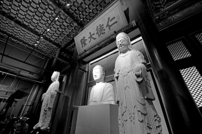      北齊石佛像和菩薩像。京華時(shí)報(bào)記者 王海欣 攝