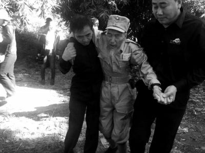 89歲老兵繆焜得知不能接到遺骸后嚎啕大哭。組織方供圖